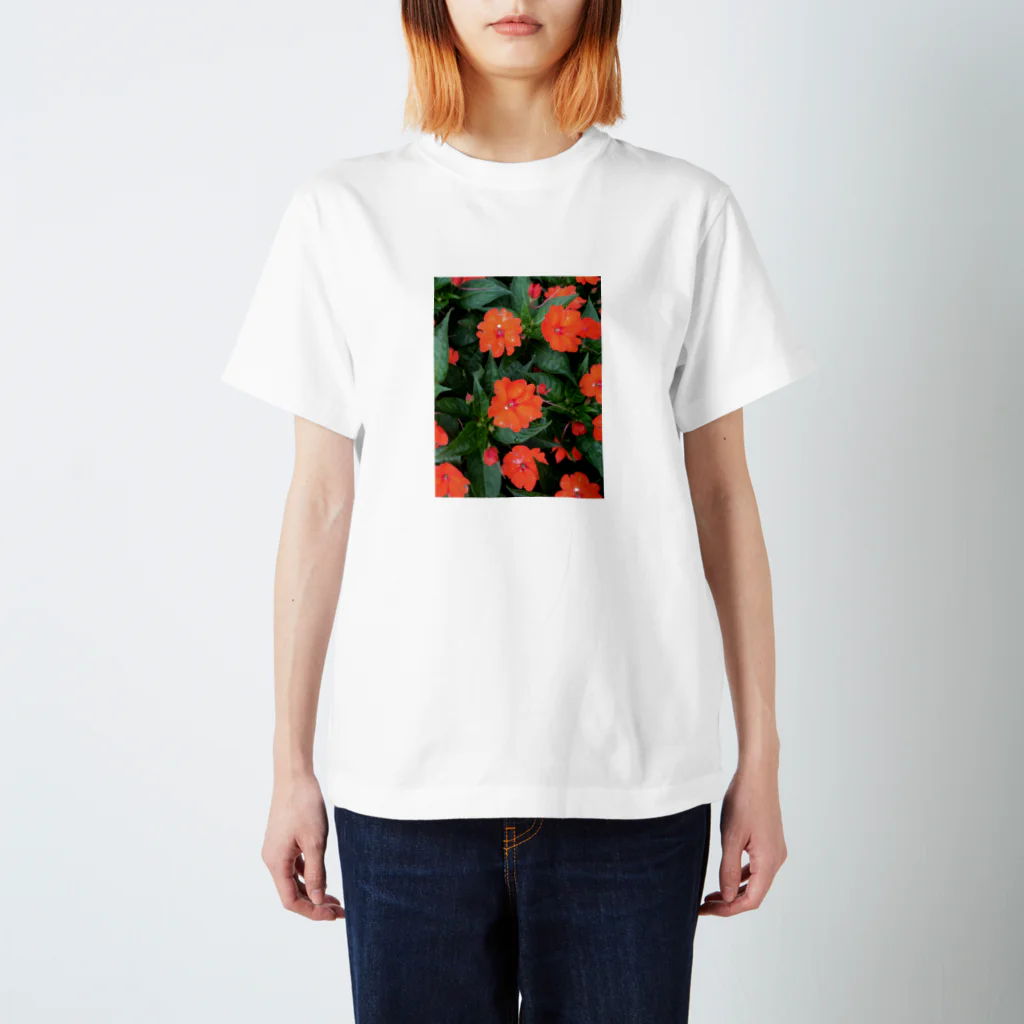 go80sのオレンジの花とグリーンの葉 Regular Fit T-Shirt