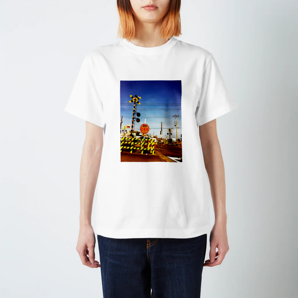 トモカピの踏切風景写真 スタンダードTシャツ