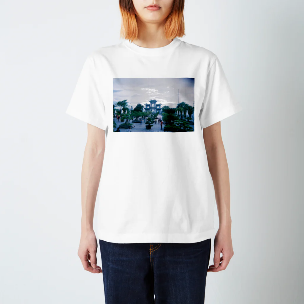 ヤセ美のダナンの寺院から Regular Fit T-Shirt