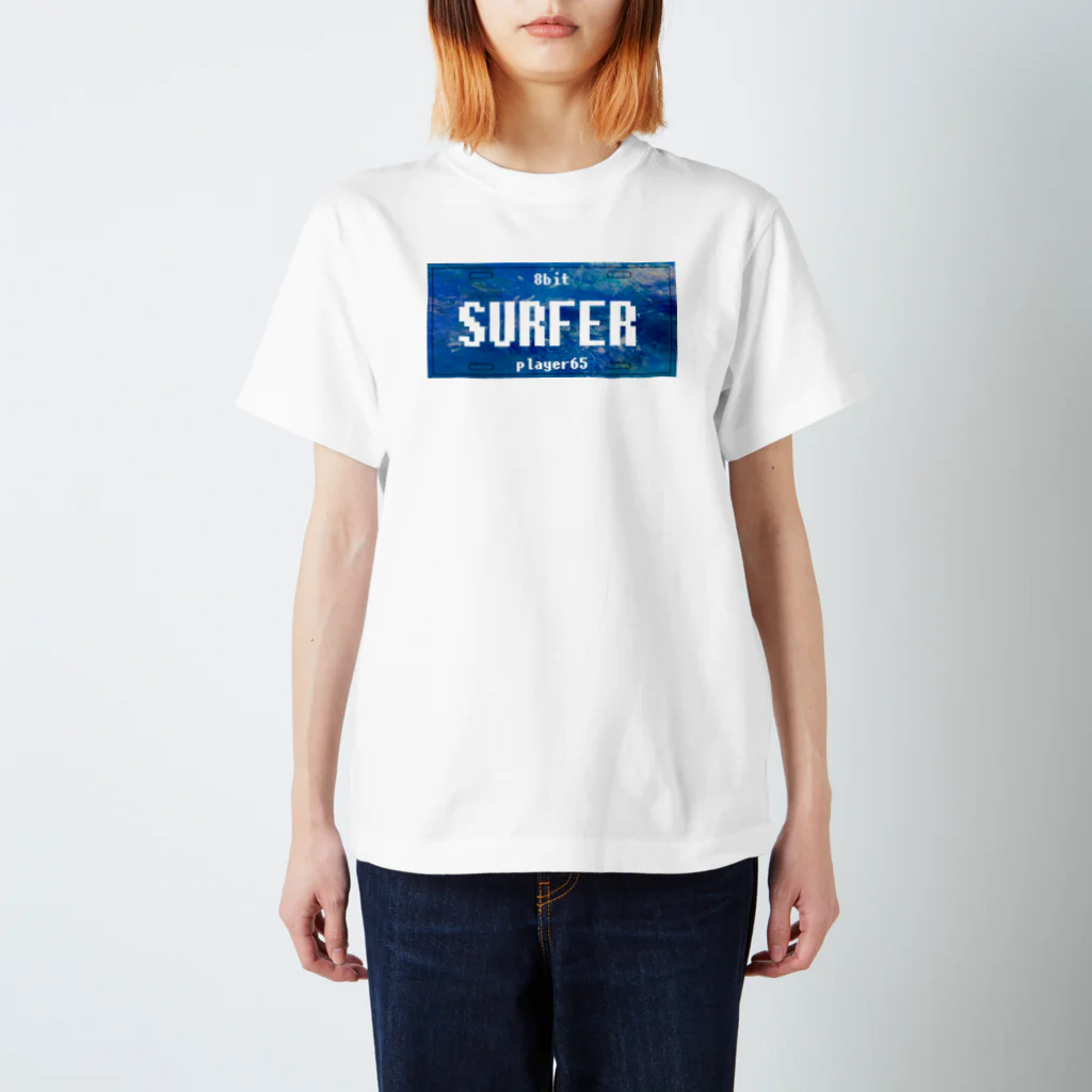 8bit_player65のナンバープレート【SURFER】 スタンダードTシャツ