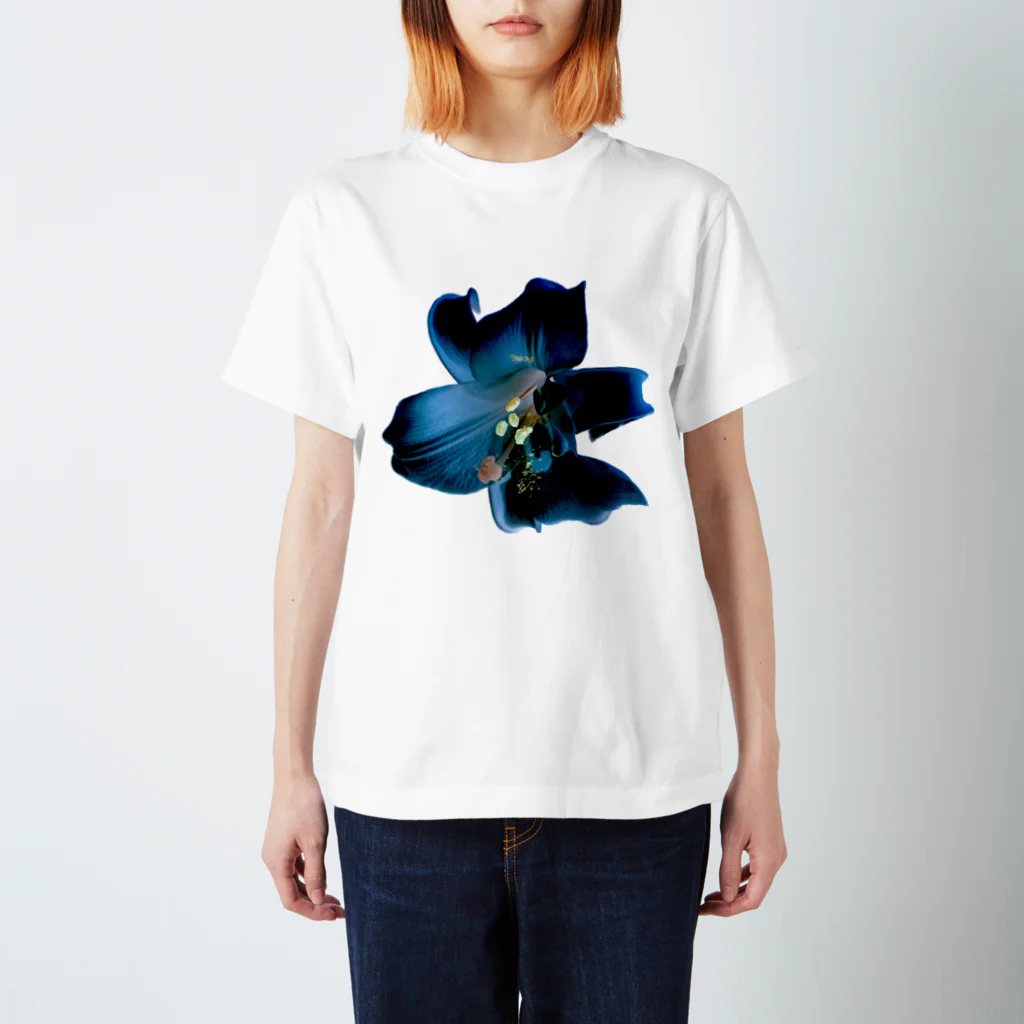 でおきしりぼ子の実験室のLily (Denim Colour) Regular Fit T-Shirt