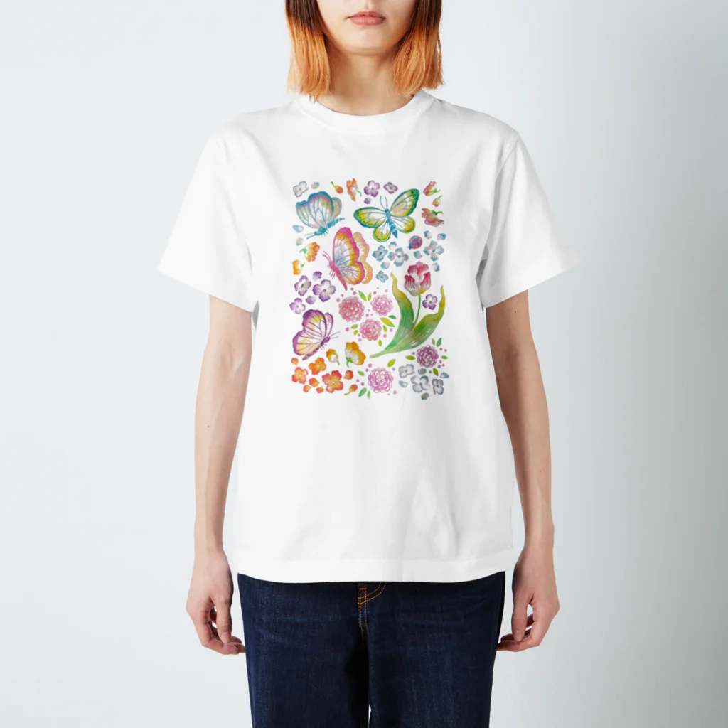 Yukie Shiratori (しらとり ゆきえ)の蝶々と花 Regular Fit T-Shirt