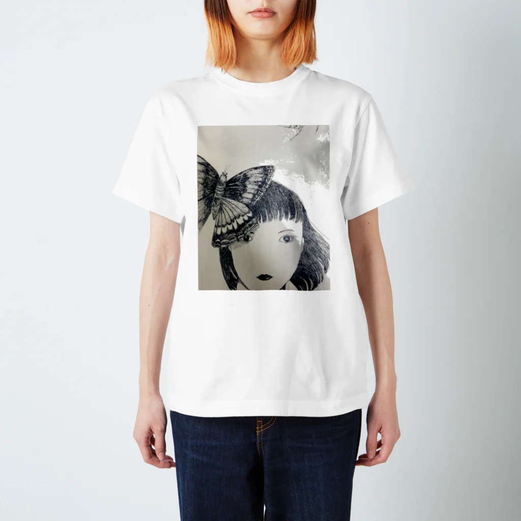 満開の華の蝶と少女 Regular Fit T-Shirt