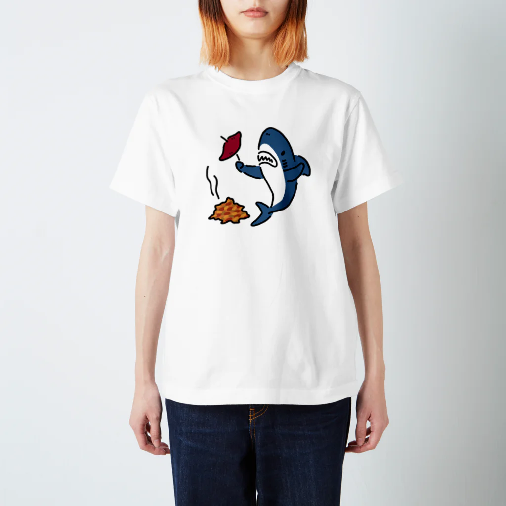 サメ わりとおもいの焼き芋をこしらえるサメ Regular Fit T-Shirt