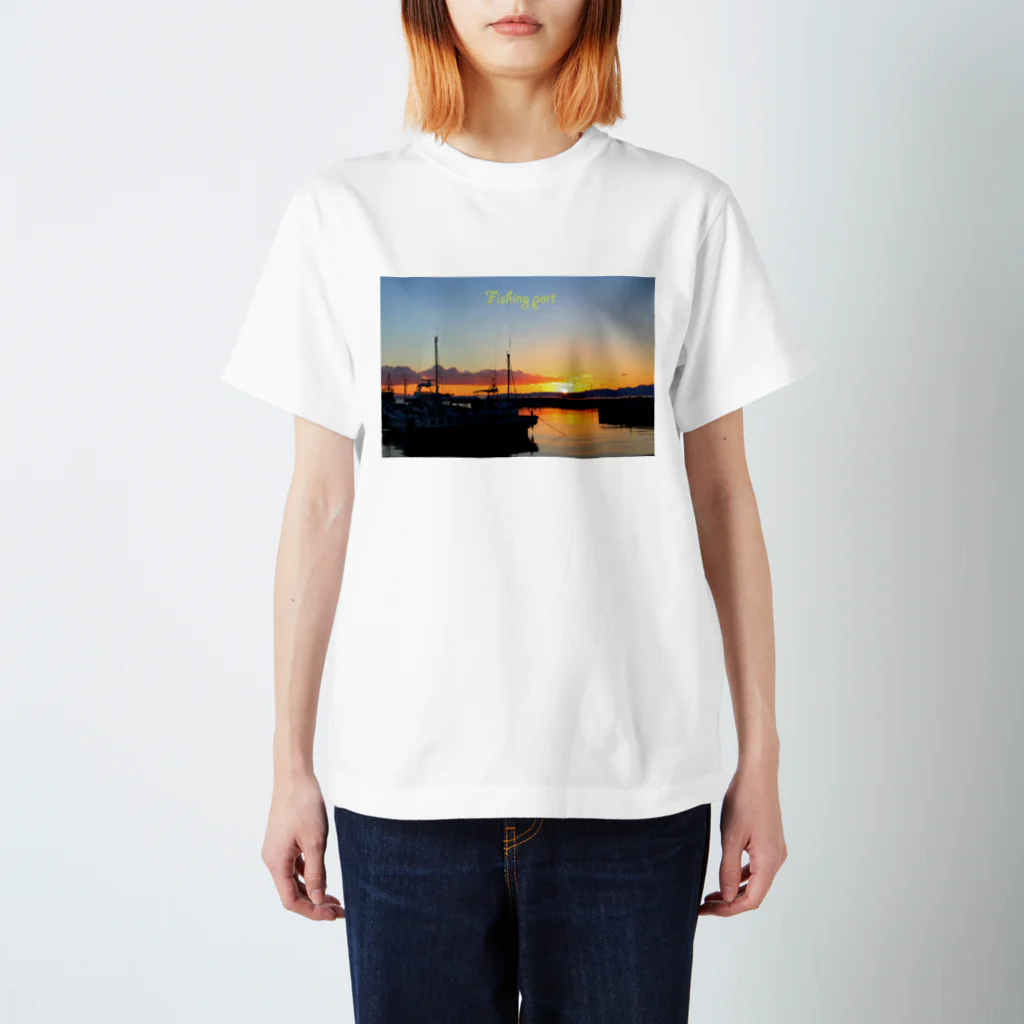 photo-kiokuの漁港夕景 スタンダードTシャツ