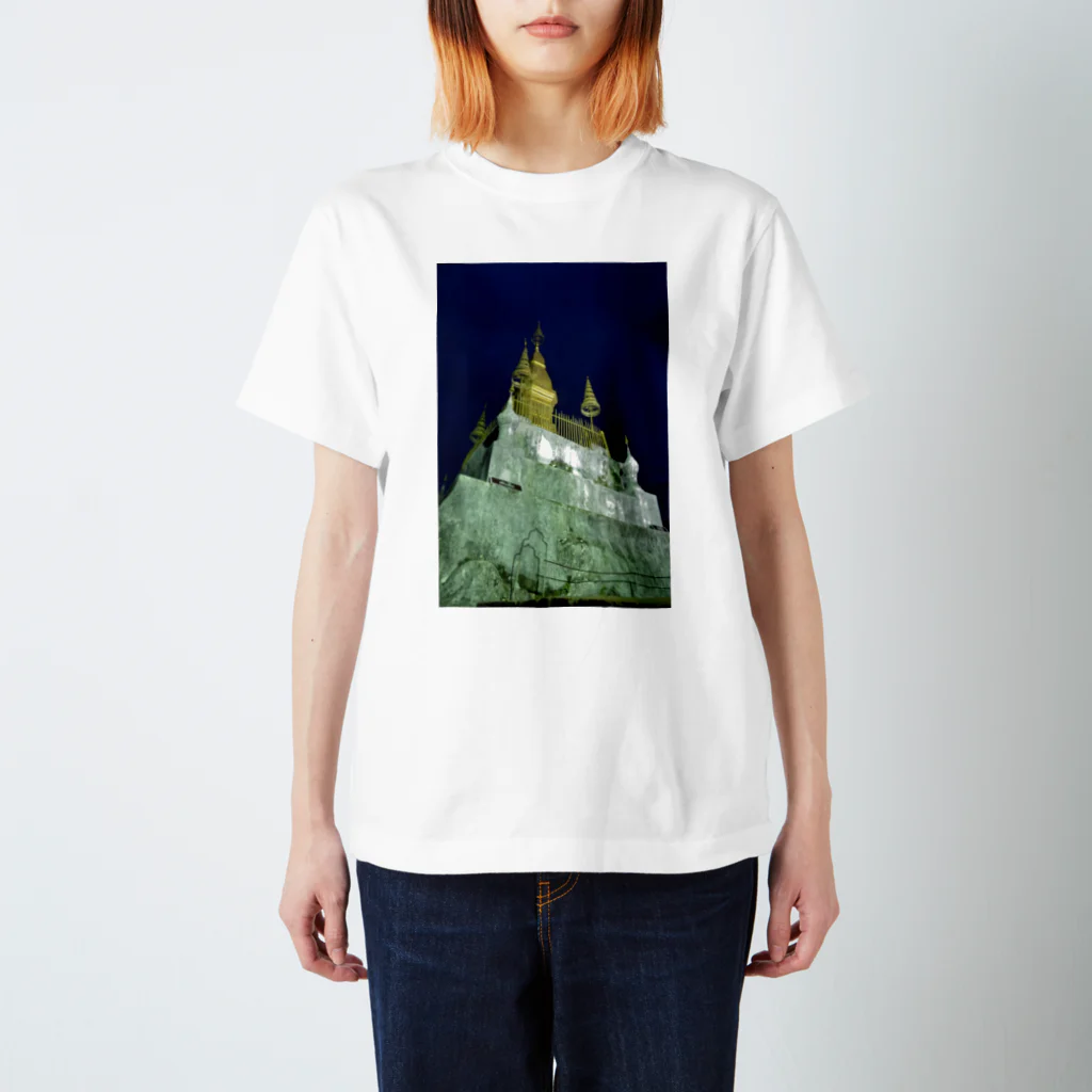 Scene_Sniperのプーシーの丘の夜景 スタンダードTシャツ