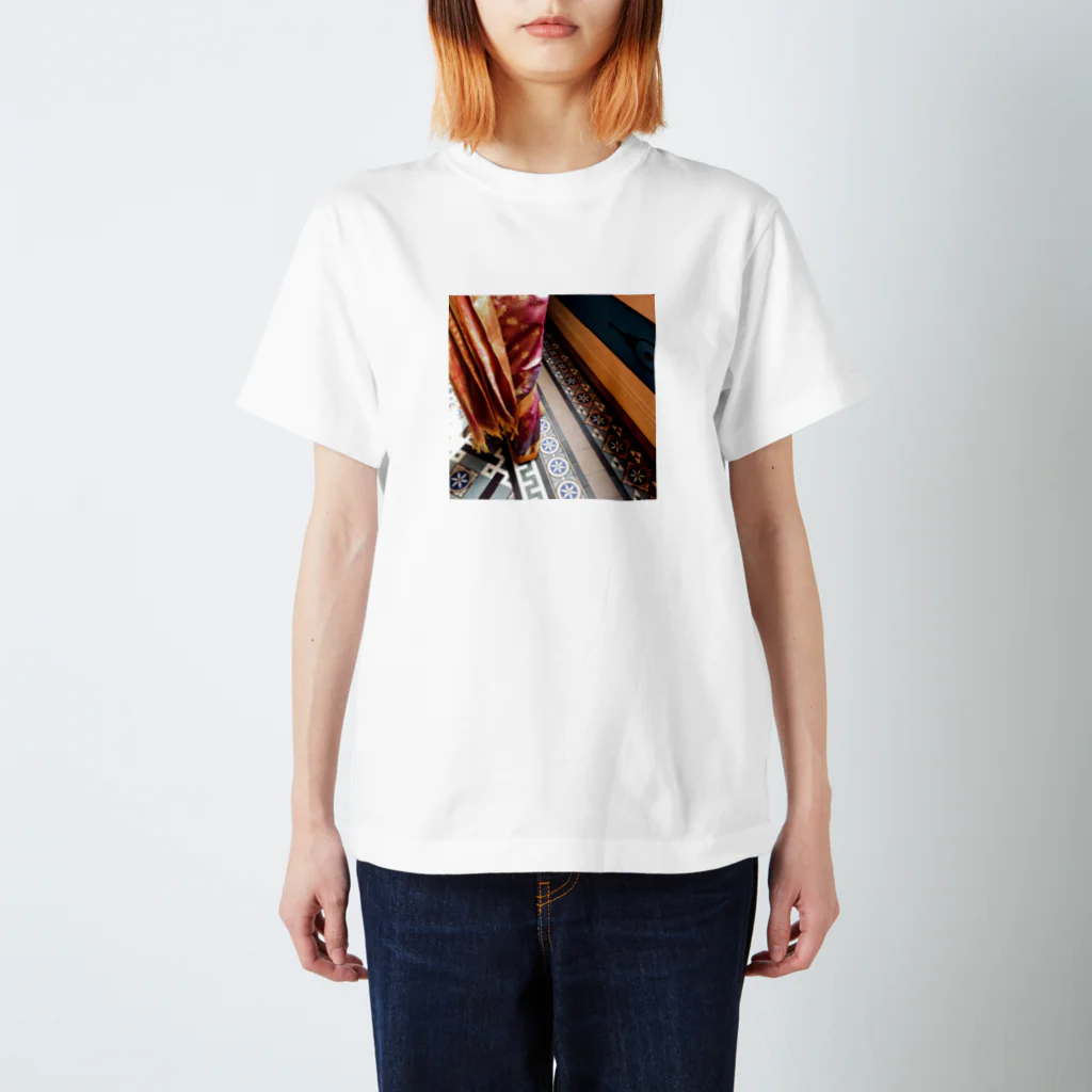 OmShantiのサリー Regular Fit T-Shirt