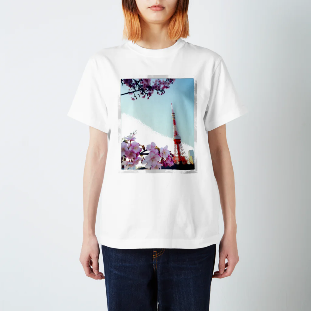 DaDaのタワーと桜 Regular Fit T-Shirt