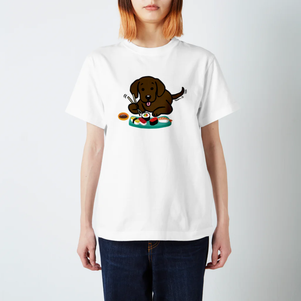 ハッピー・ラブラドールズのお寿司大好きチョコラブ Regular Fit T-Shirt