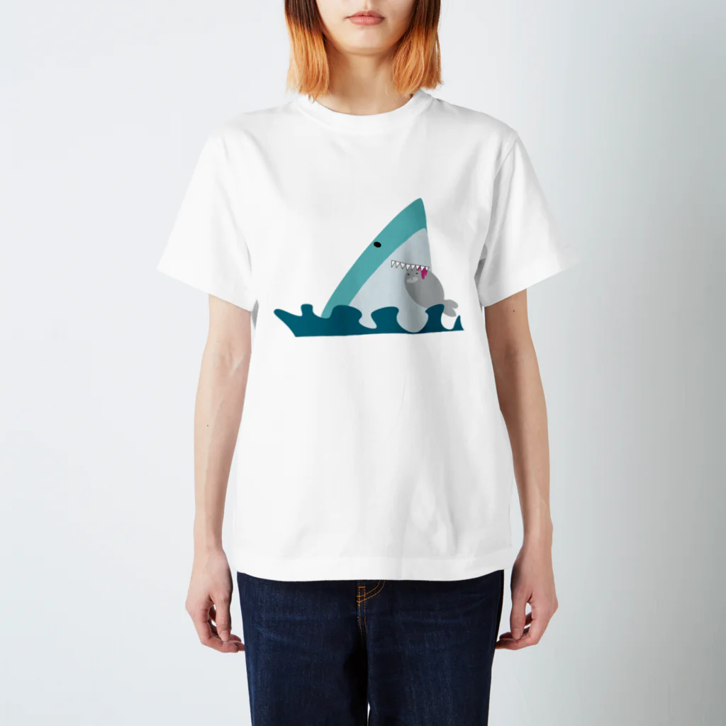 きまぐれの食べてるサメくん Regular Fit T-Shirt