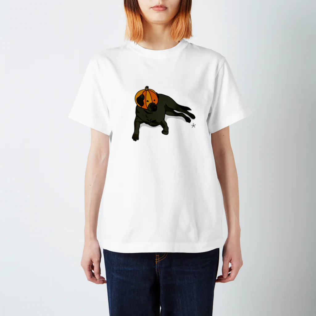 ベクターシェルフのカボチャを被る犬 Regular Fit T-Shirt