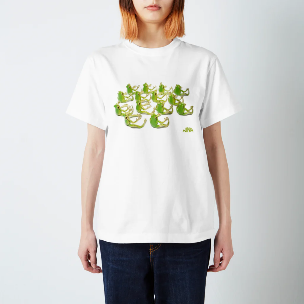 NinaのNINA Close Distance Amagaeru Green Regular Fit T-Shirt