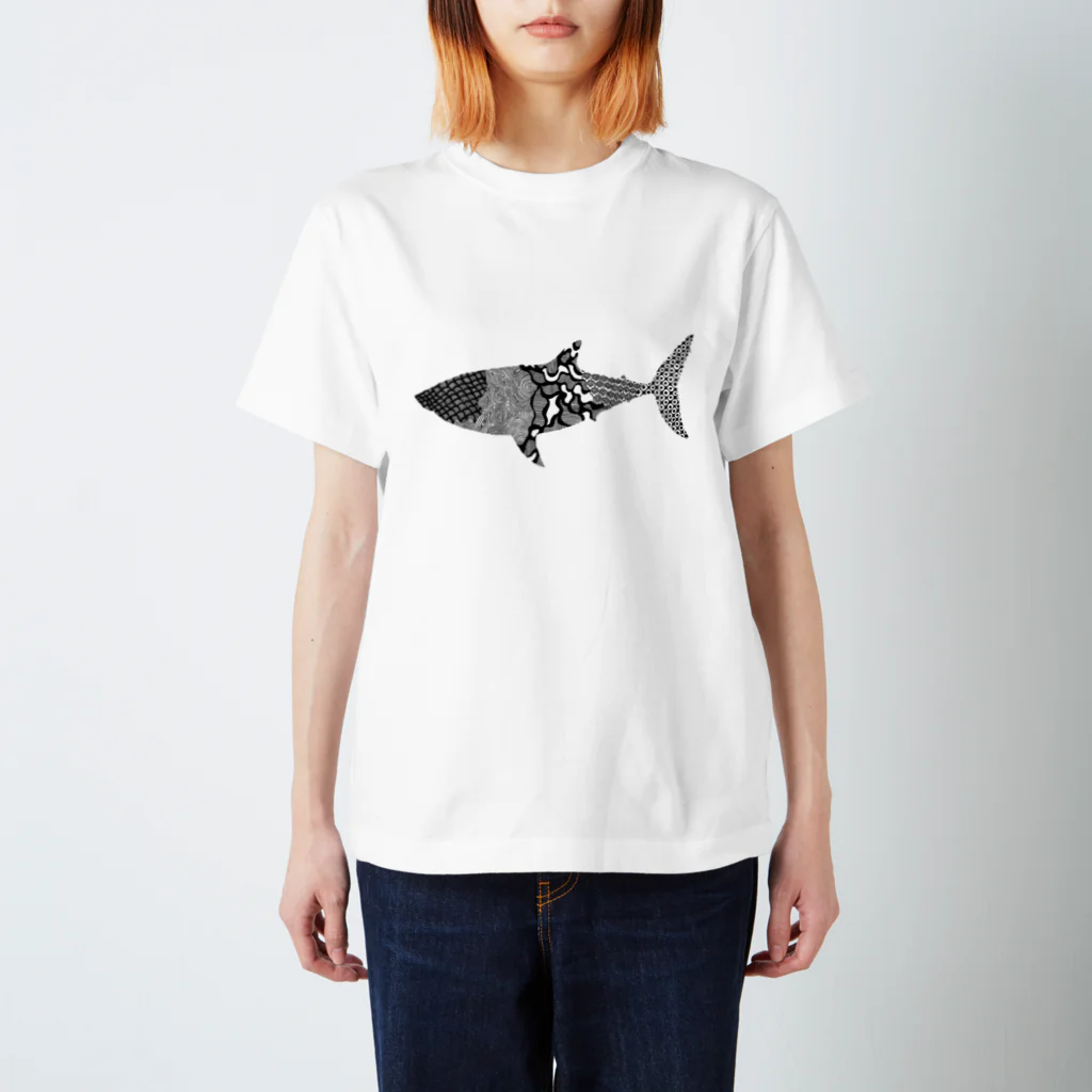 新谷べにのホオジロザメ Regular Fit T-Shirt