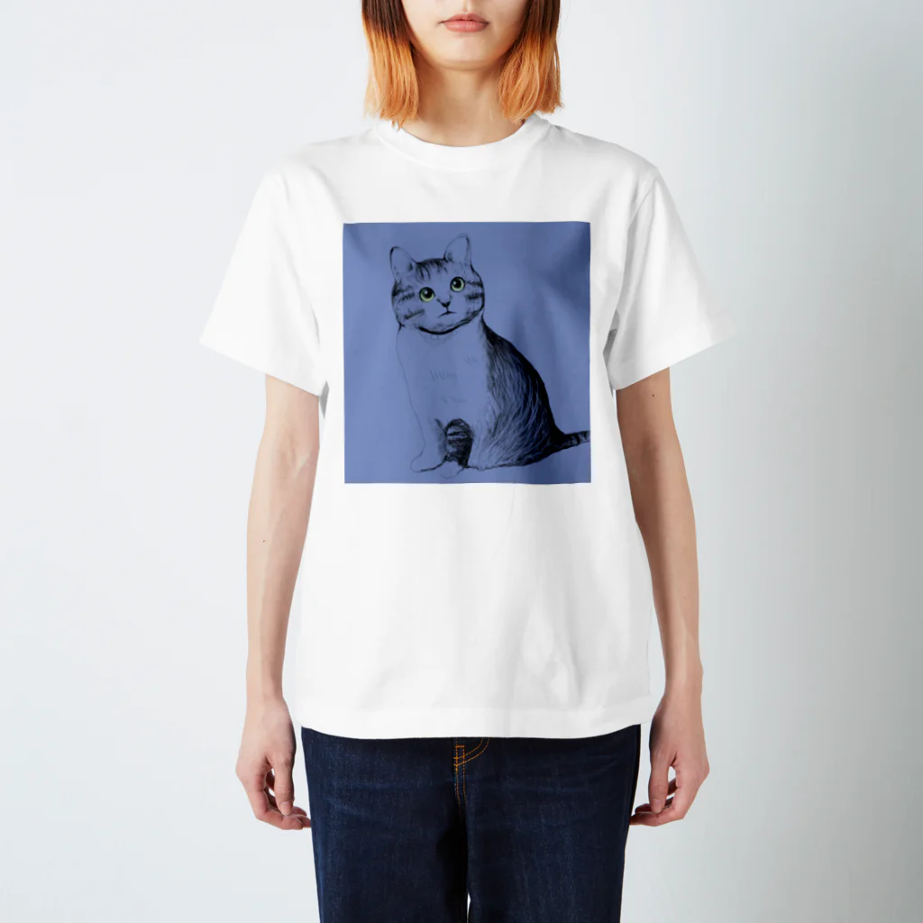 お花屋さんの雪に気がつく猫 スタンダードTシャツ