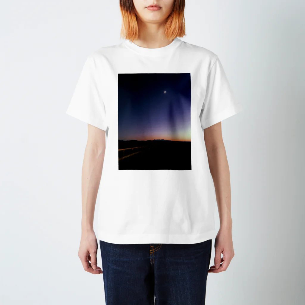 tukuruhitoの夜を待つ Regular Fit T-Shirt