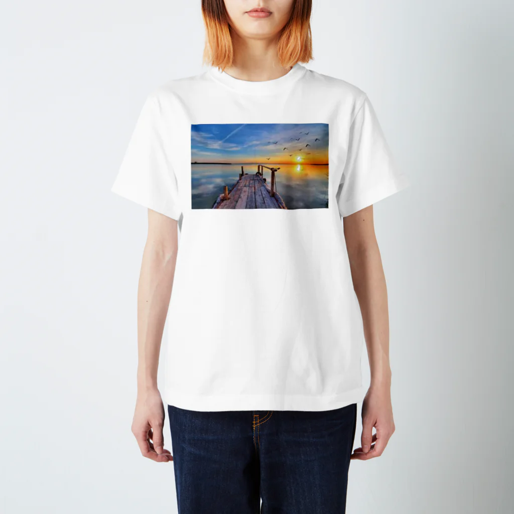  カラフルな海辺の 海沿いの夕日 Regular Fit T-Shirt