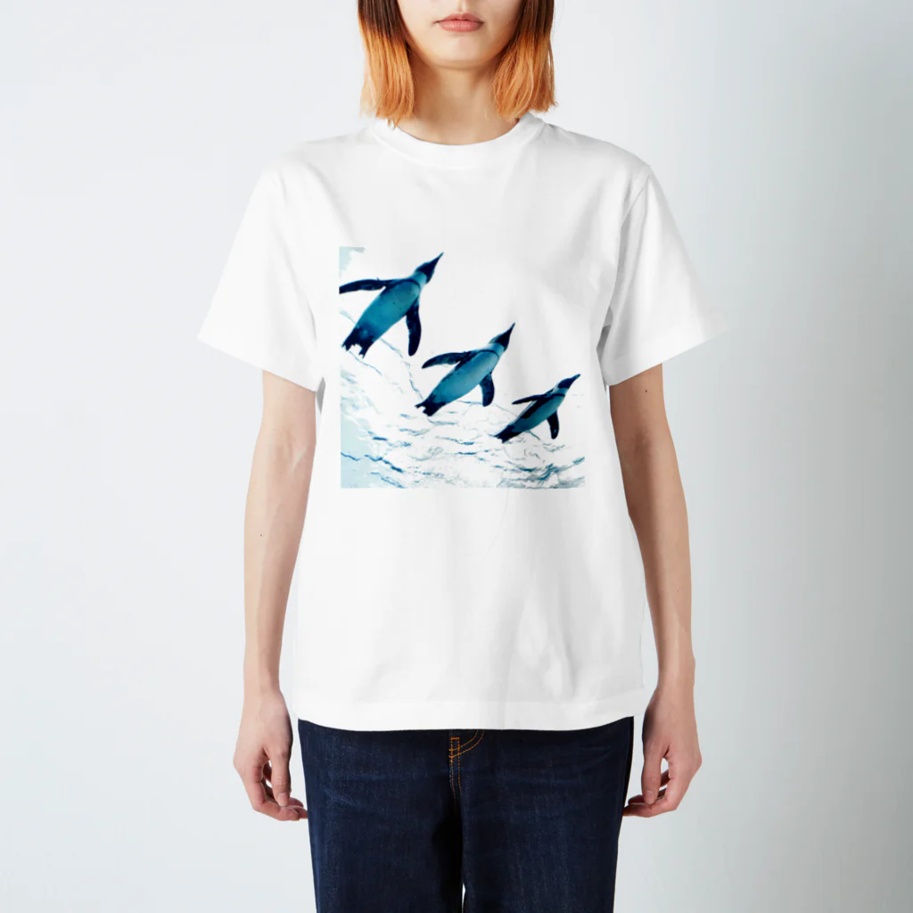 パソコン教室ビギナーの仲良しペンギン Regular Fit T-Shirt