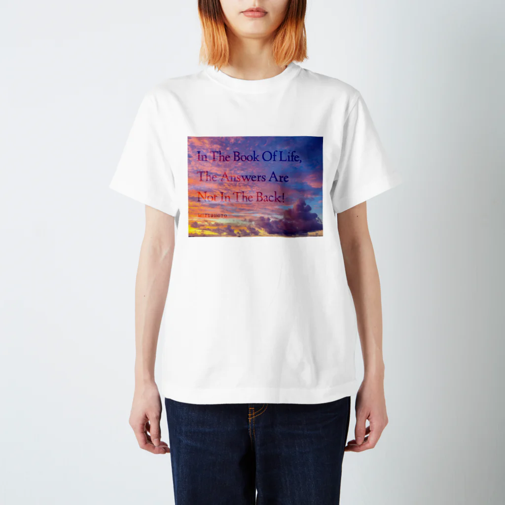 mizuphoto galleryの人生という本には、答えは後ろにはないんだよ【偉人の名言×OKINAWA】 スタンダードTシャツ