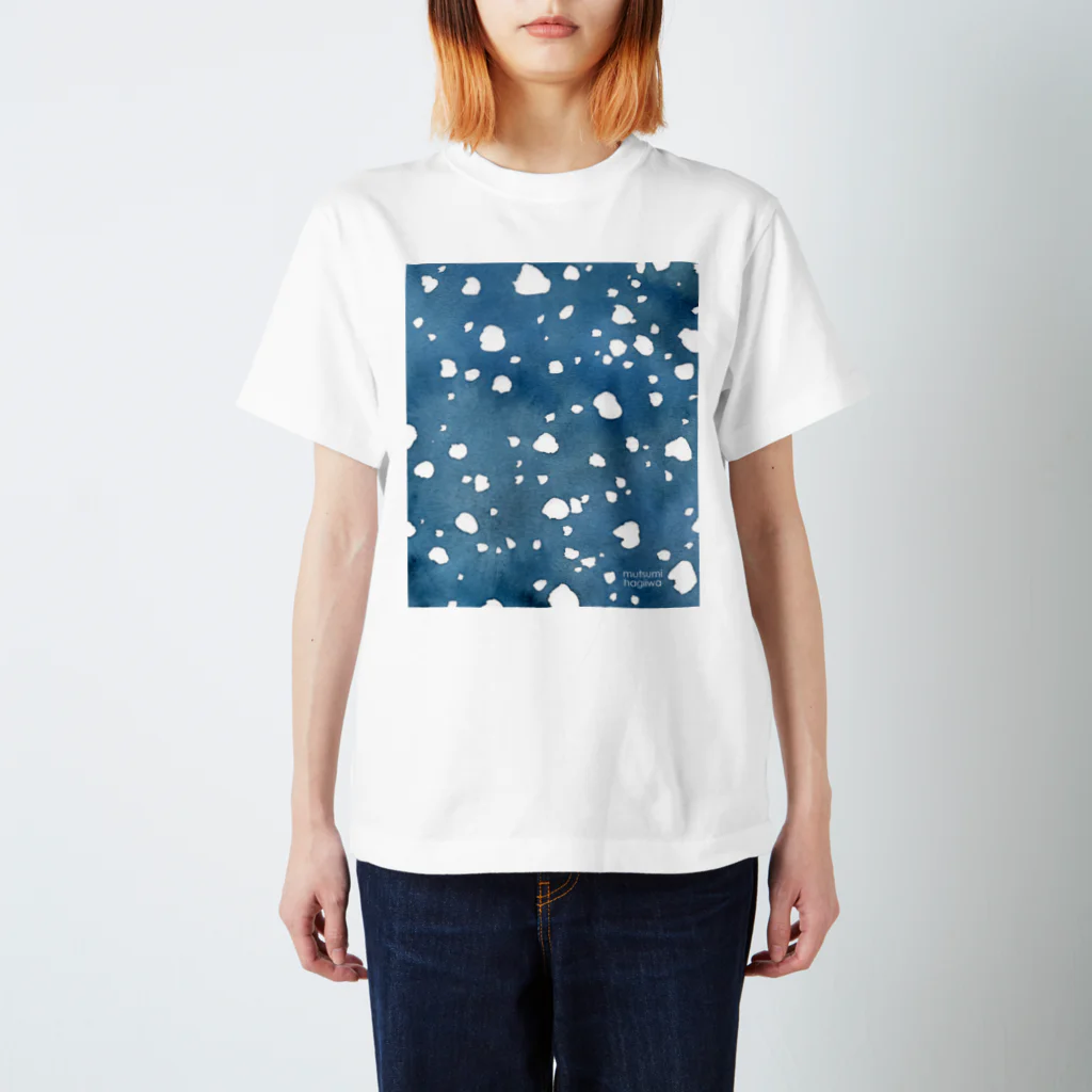 萩岩睦美のグッズショップのTシャツ　雪夜 スタンダードTシャツ