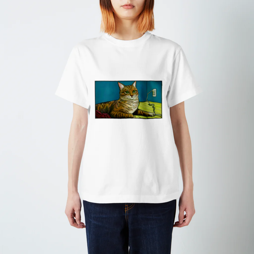 秘密基地のコードを触る猫 Regular Fit T-Shirt