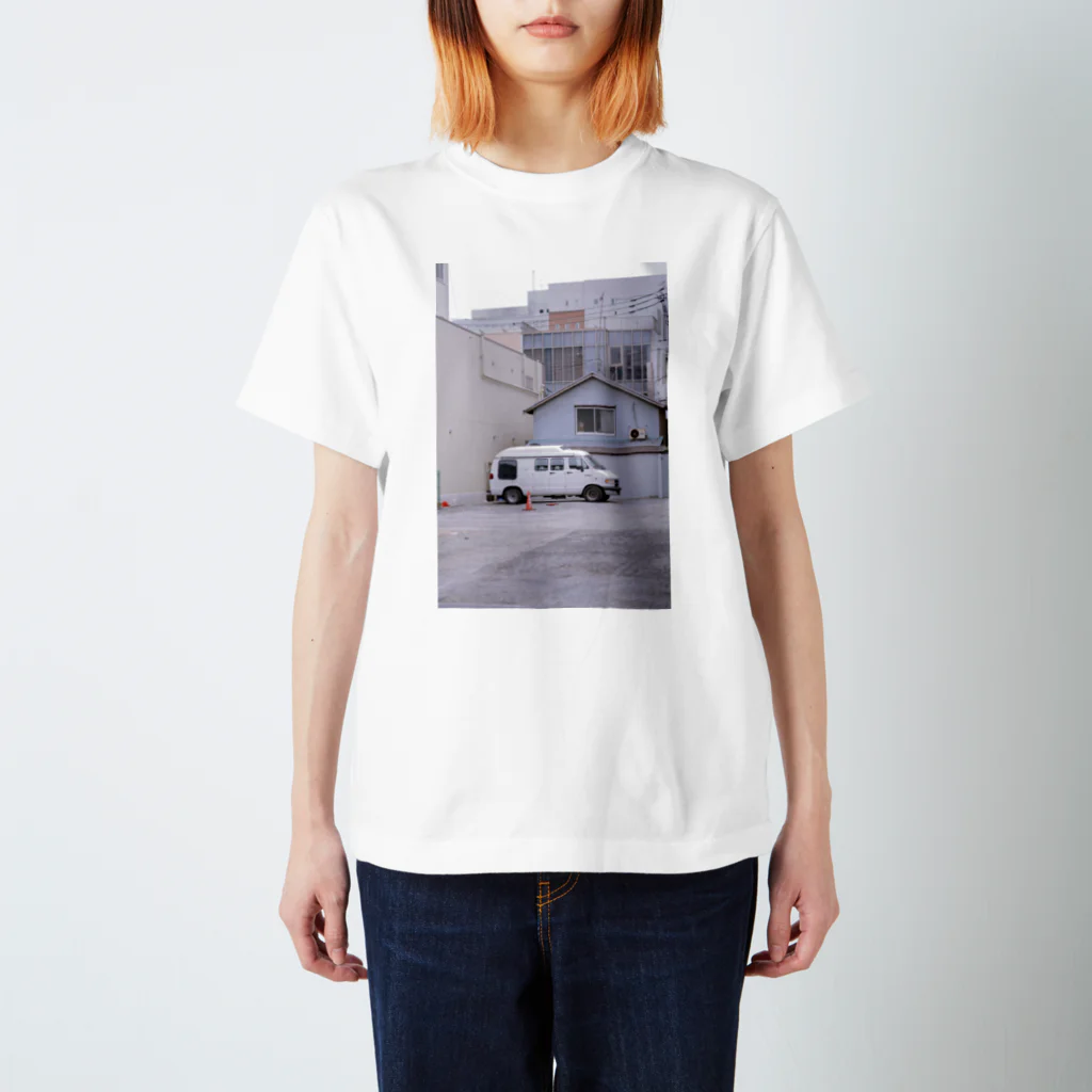 変な写真の駐車禁止のコーン Regular Fit T-Shirt