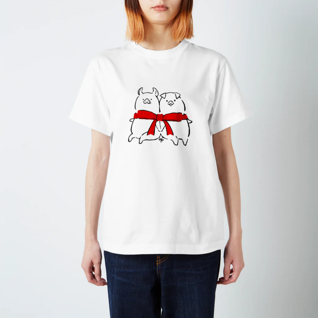 前髪ぱっつん◆SUZURI店の赤いリボンで結んだ豚さん Regular Fit T-Shirt