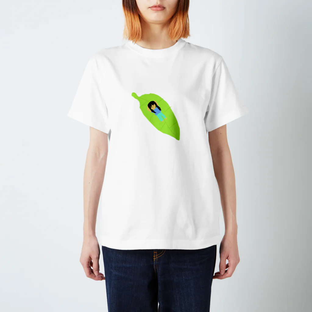 あおの葉っぱに寝てる女の子 Regular Fit T-Shirt