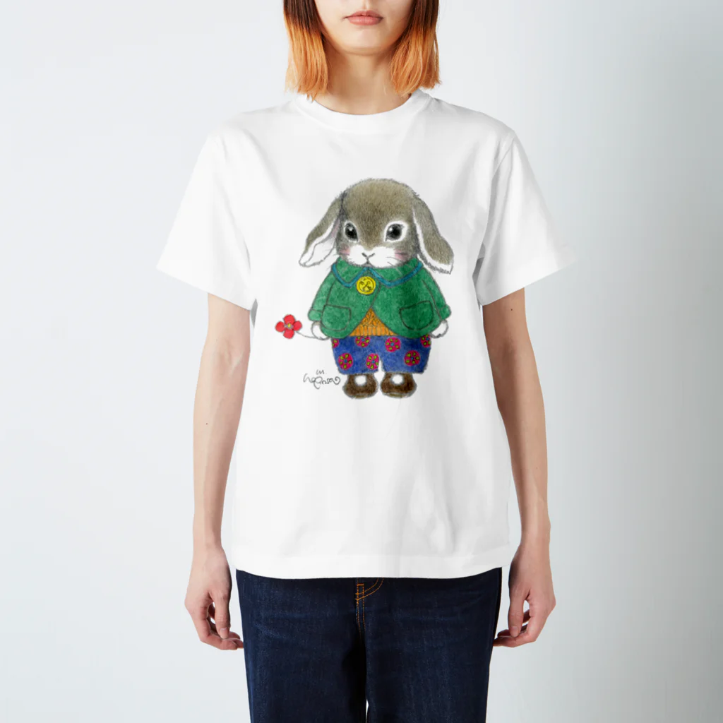 萩岩睦美のグッズショップのTシャツ　うさぎ　緑のコート スタンダードTシャツ