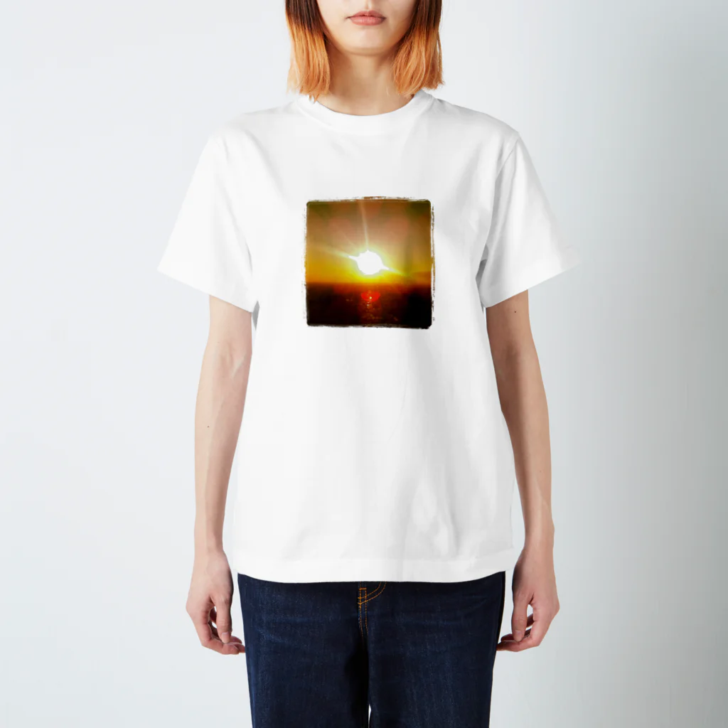 朝人のSunRise Regular Fit T-Shirt