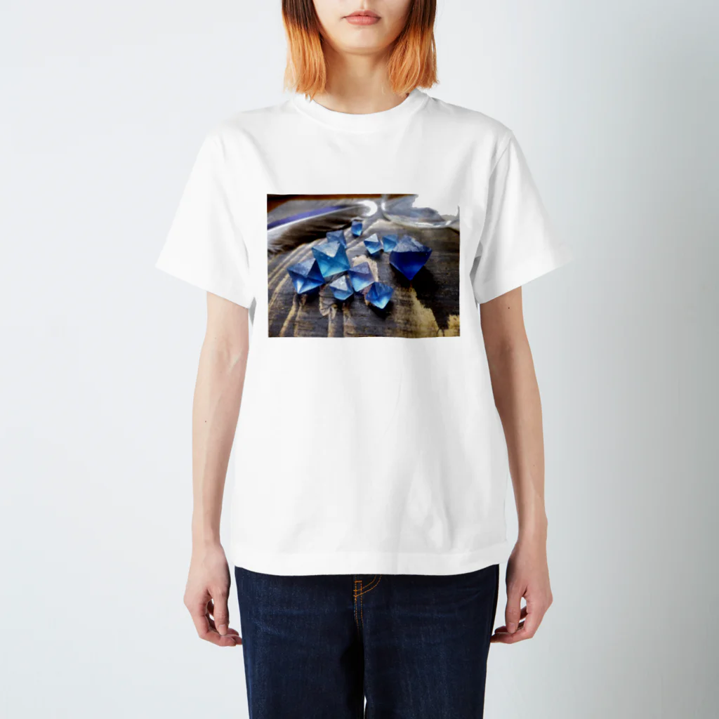 ヤヤナの蛍石好きのためのイリノイ八面体ブルー Regular Fit T-Shirt