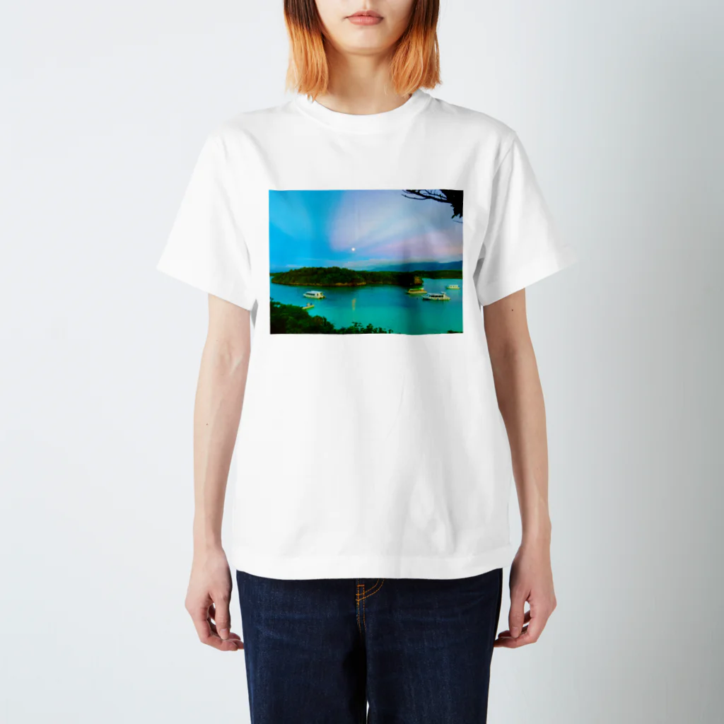 mizuphoto galleryの川平湾と月とマジックアワー Regular Fit T-Shirt