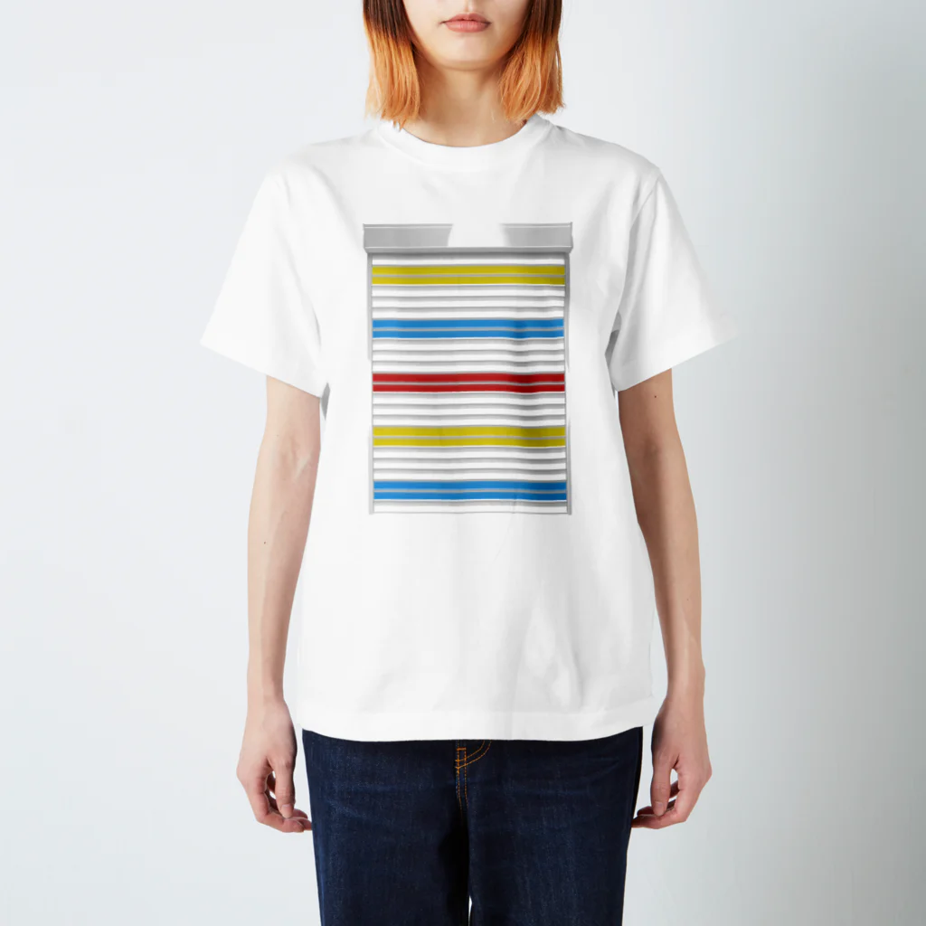 新大久保ホットガイドのよく見る韓国のシャッター（細い店） Regular Fit T-Shirt