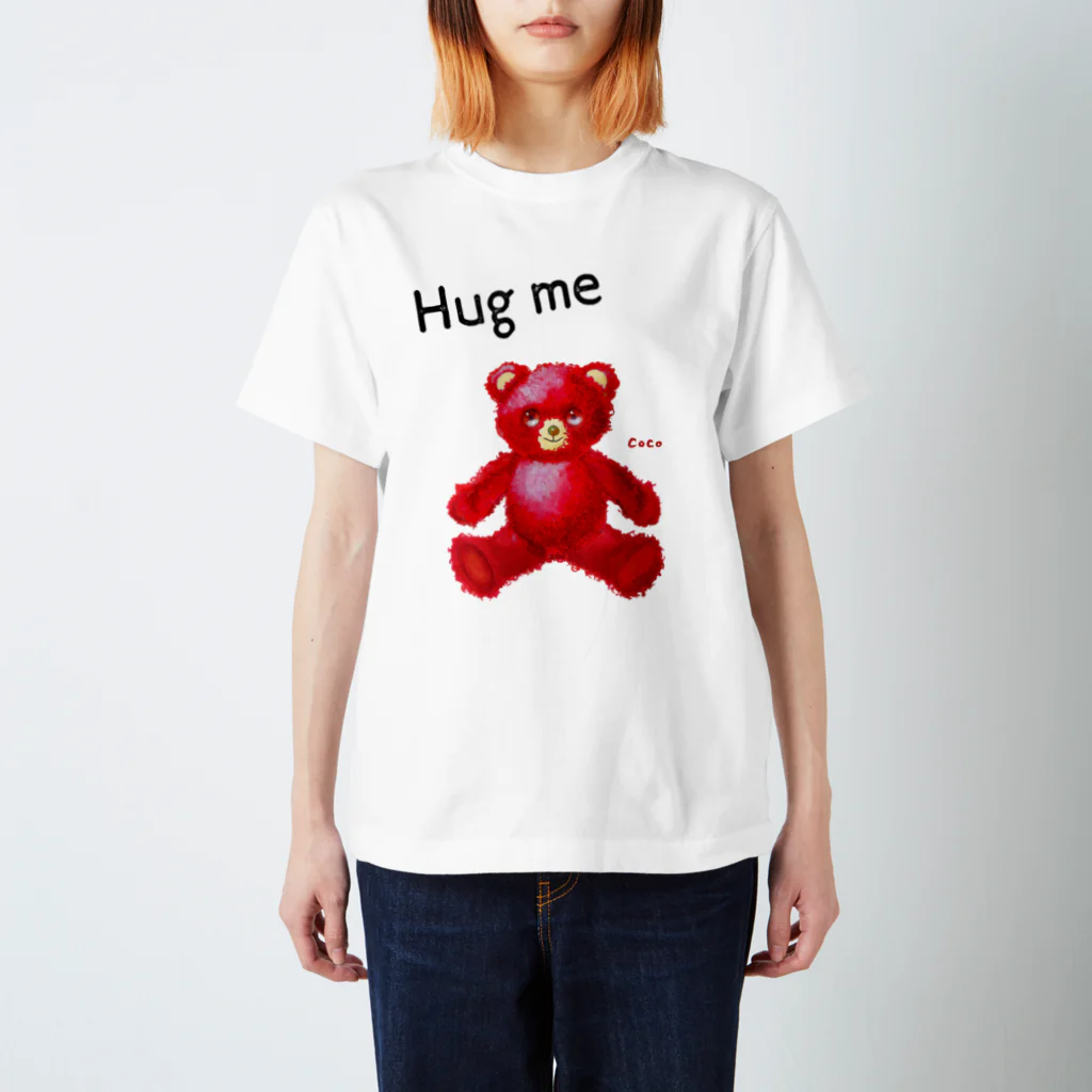 cocoartの雑貨屋さんの【Hug me】（赤くま） スタンダードTシャツ