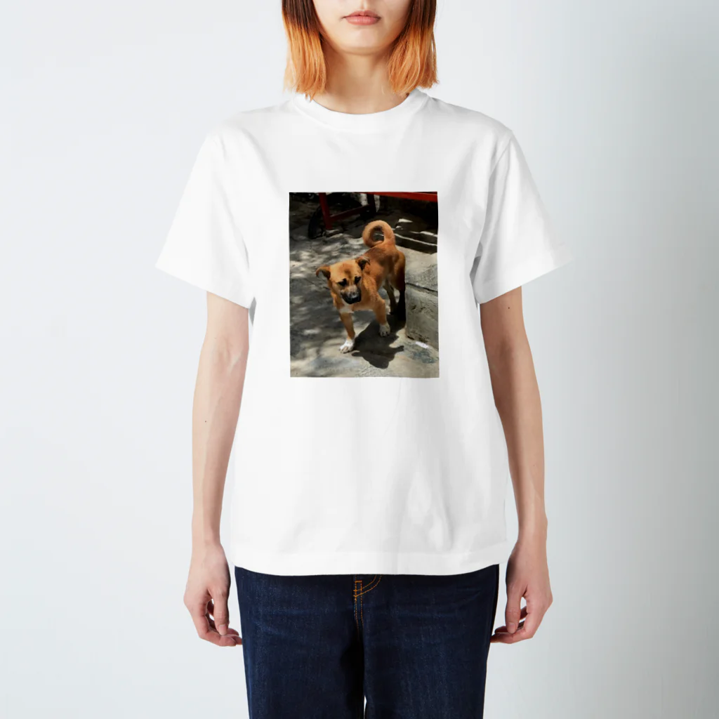 エキサイティングファクトリーのもじもじ犬 Regular Fit T-Shirt