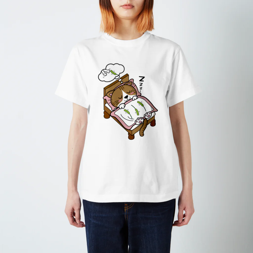 茶々の猫グッズの ベッドで寝る猫(キジトラハチワレ女の子) スタンダードTシャツ