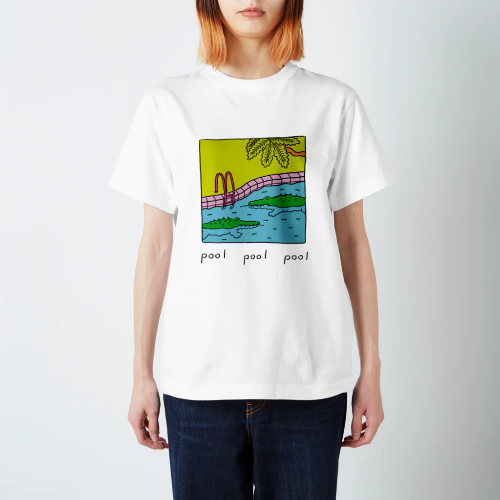 Futakawa Mayuのグッズショップのpool ワニ Regular Fit T-Shirt