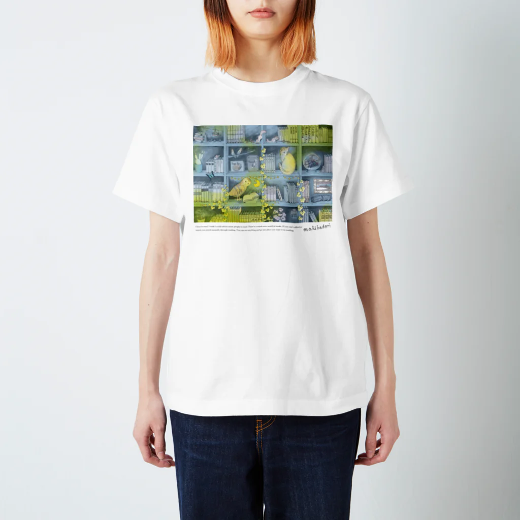 マキバドリの森の本棚（水色レモン） Regular Fit T-Shirt