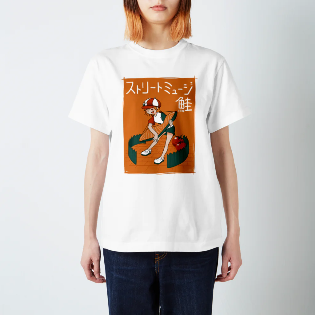 健康的うさぎの【日カンコラボ】ストリートミュージ鮭Tシャツ Regular Fit T-Shirt
