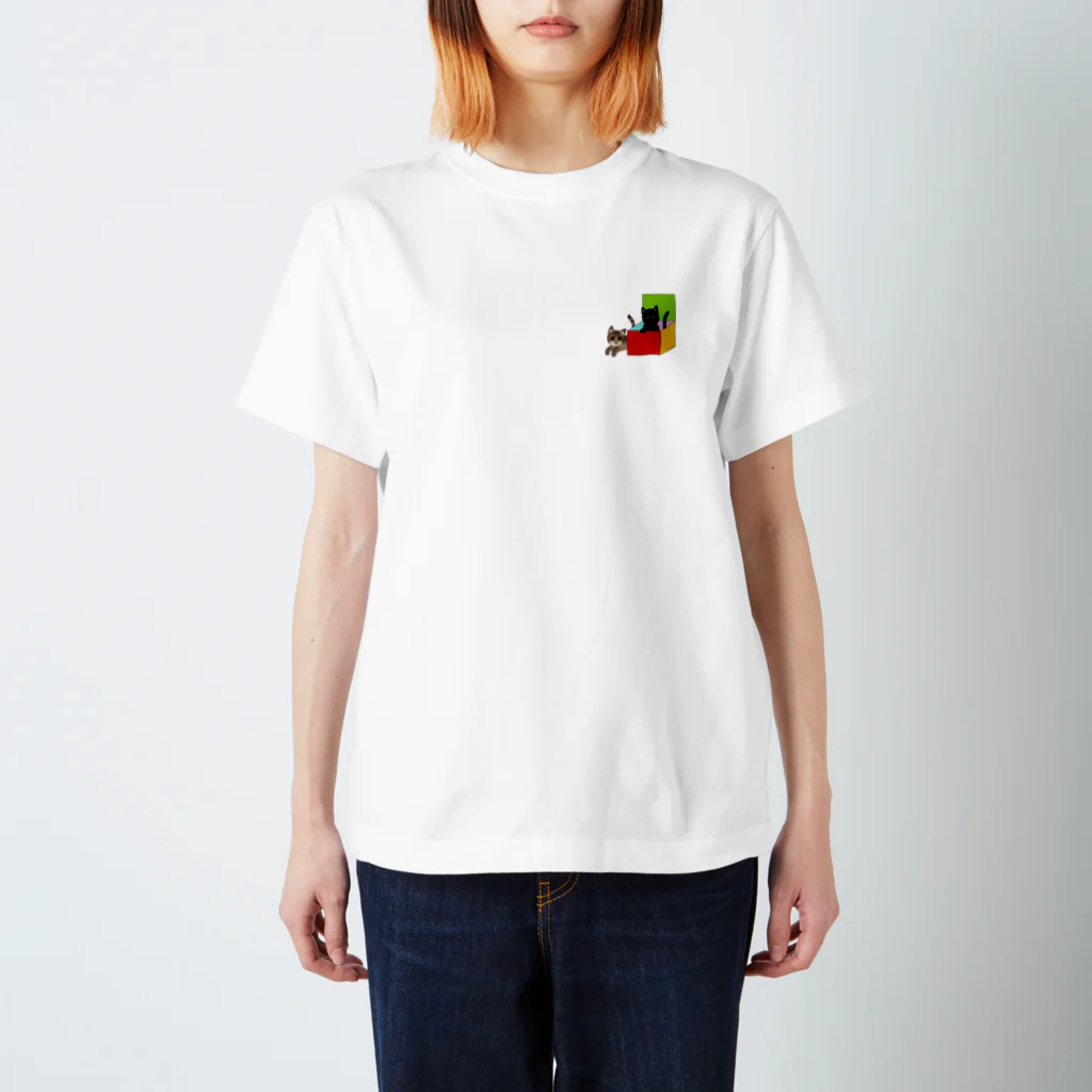 ekoeko ショップの黒猫とキジトラ ワンポイントTシャツ Regular Fit T-Shirt