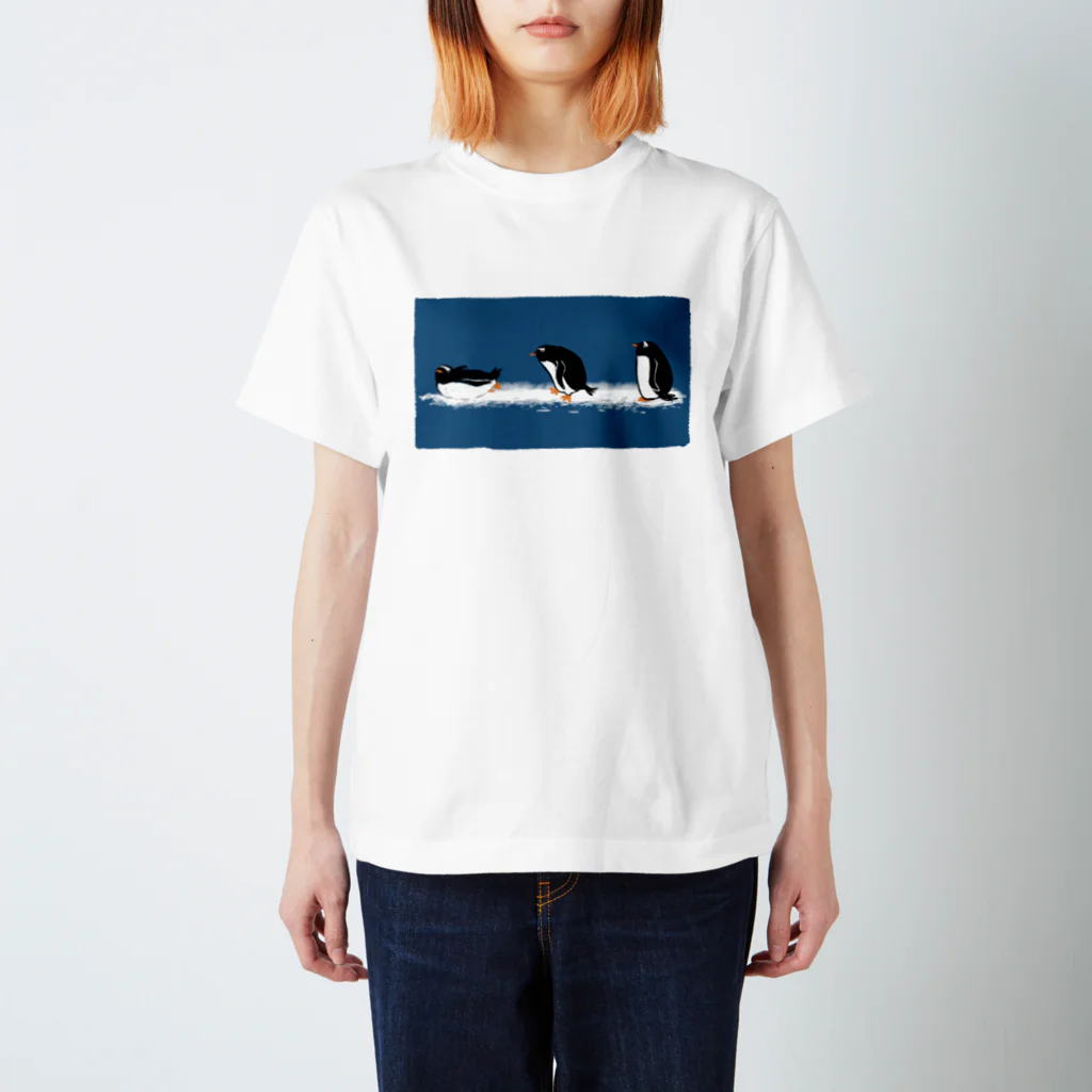 うめだのグッズショップのジェンツーペンギンのおさんぽ スタンダードTシャツ