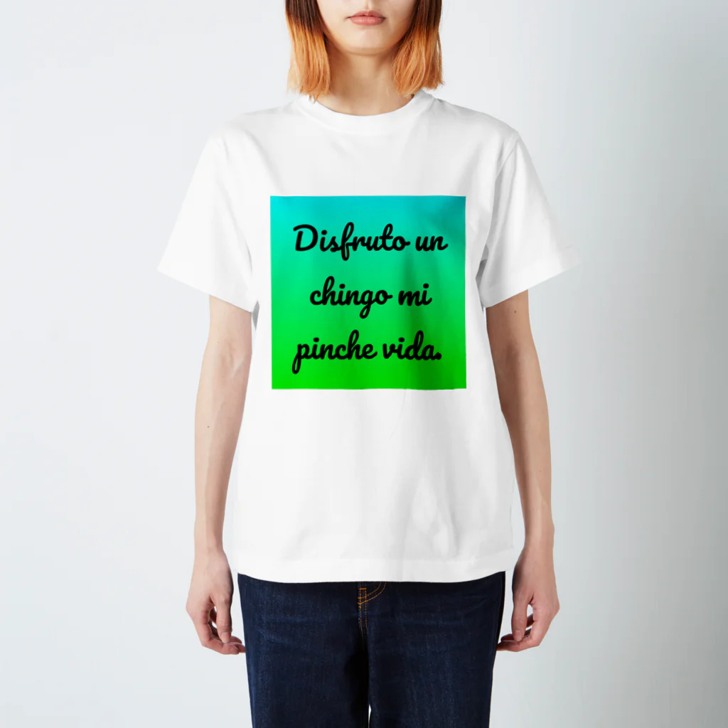 ラテン系和訳 Traducción de músicaのDisfruto un chingo mi pinche vida. Regular Fit T-Shirt