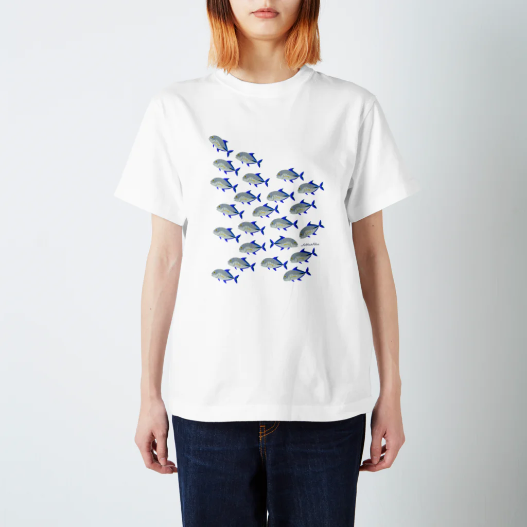 Astrio SUZURI店の魚の群れ カスミアジ スタンダードTシャツ