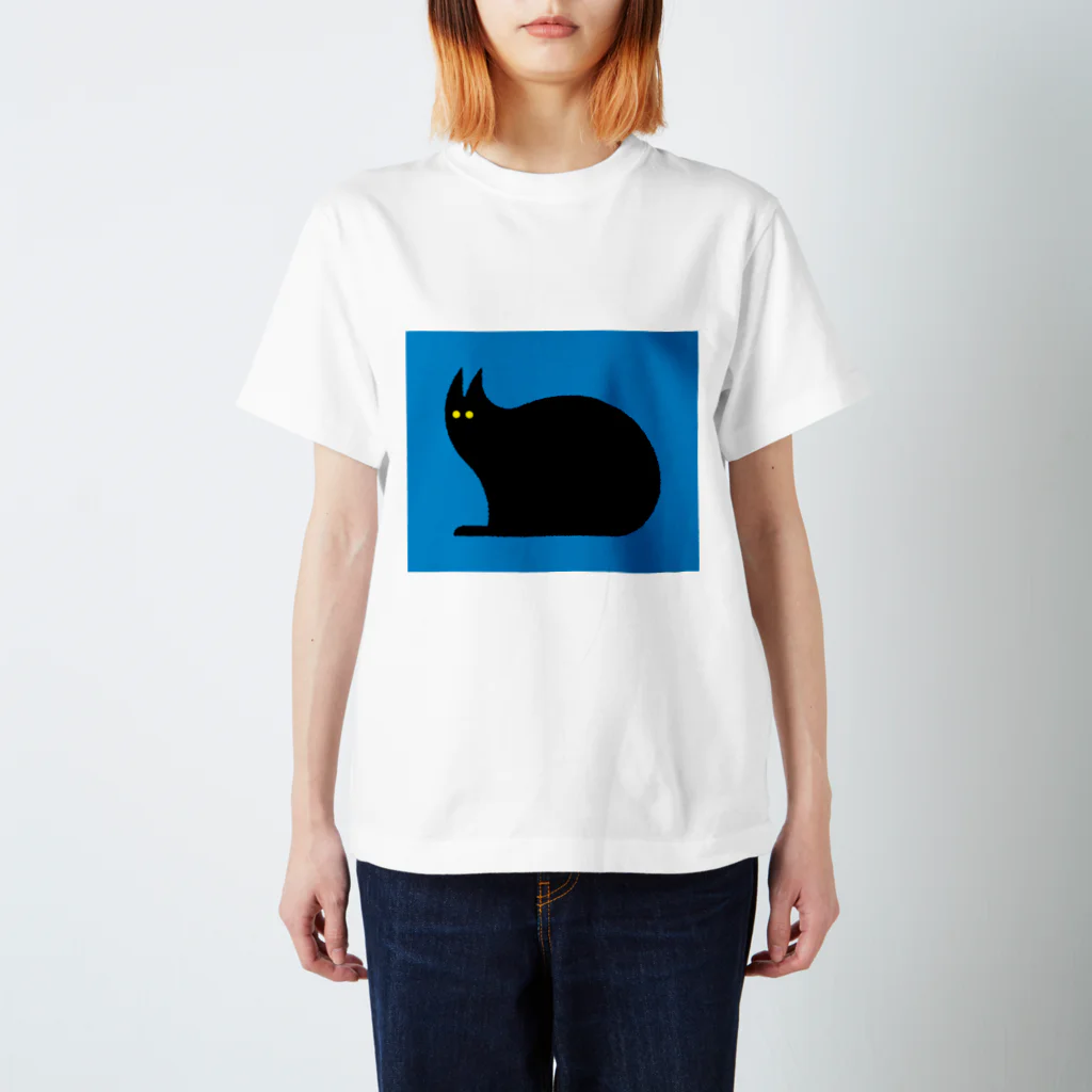 白旗の黒猫（青） Regular Fit T-Shirt