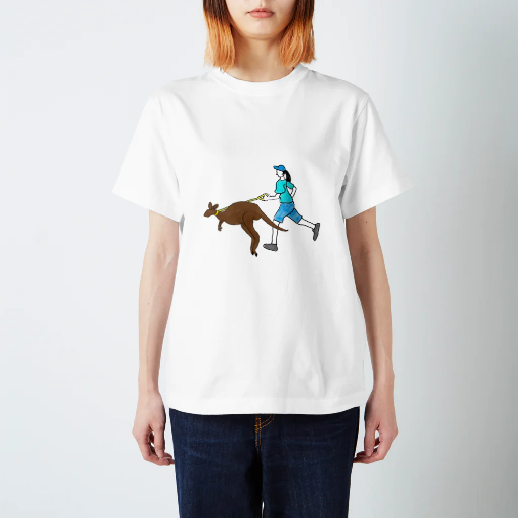 TOMASTOMASのカンガルーとジョギングする人 スタンダードTシャツ