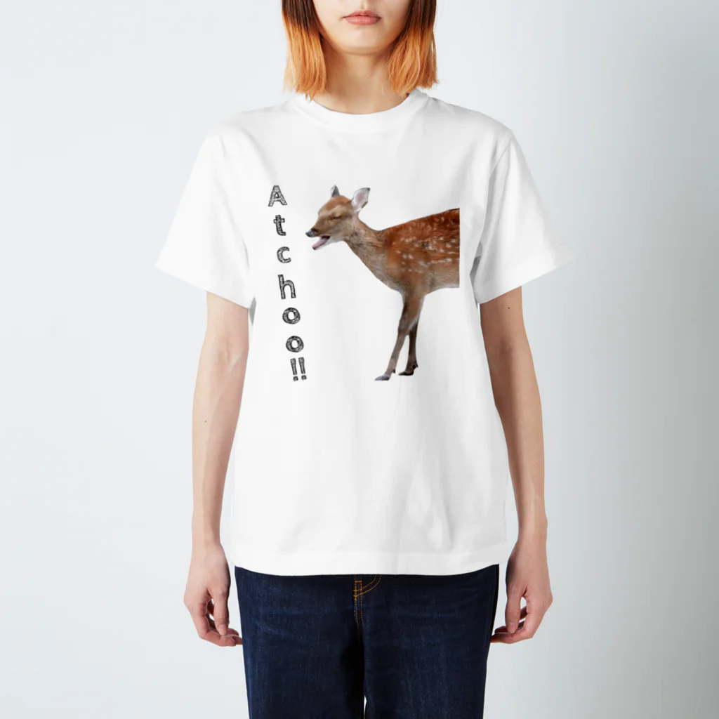 いきもの大好き！ほほえみフレンズのくしゃみをしてしまうシカさん スタンダードTシャツ