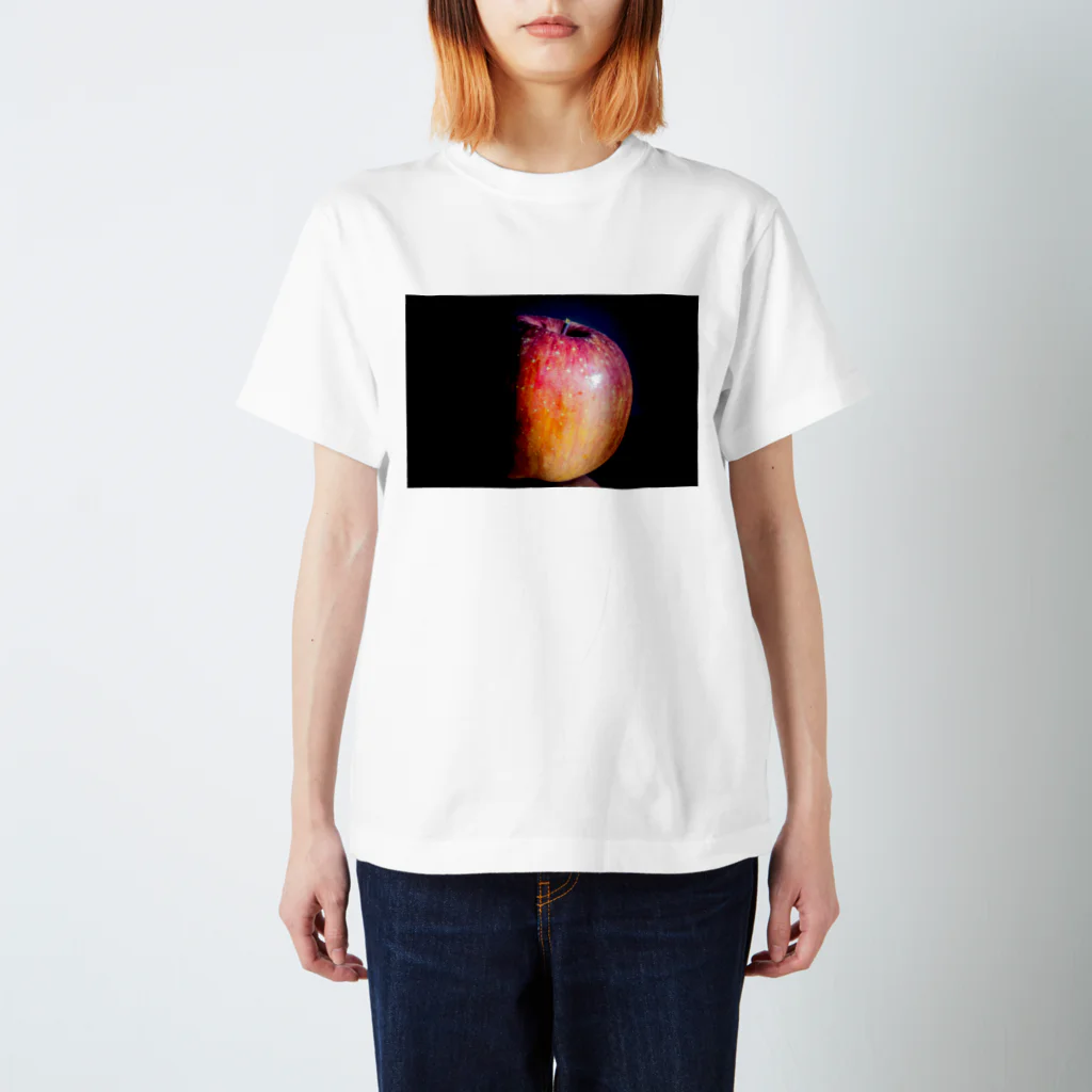 myopia hyperopiaのりんご Regular Fit T-Shirt