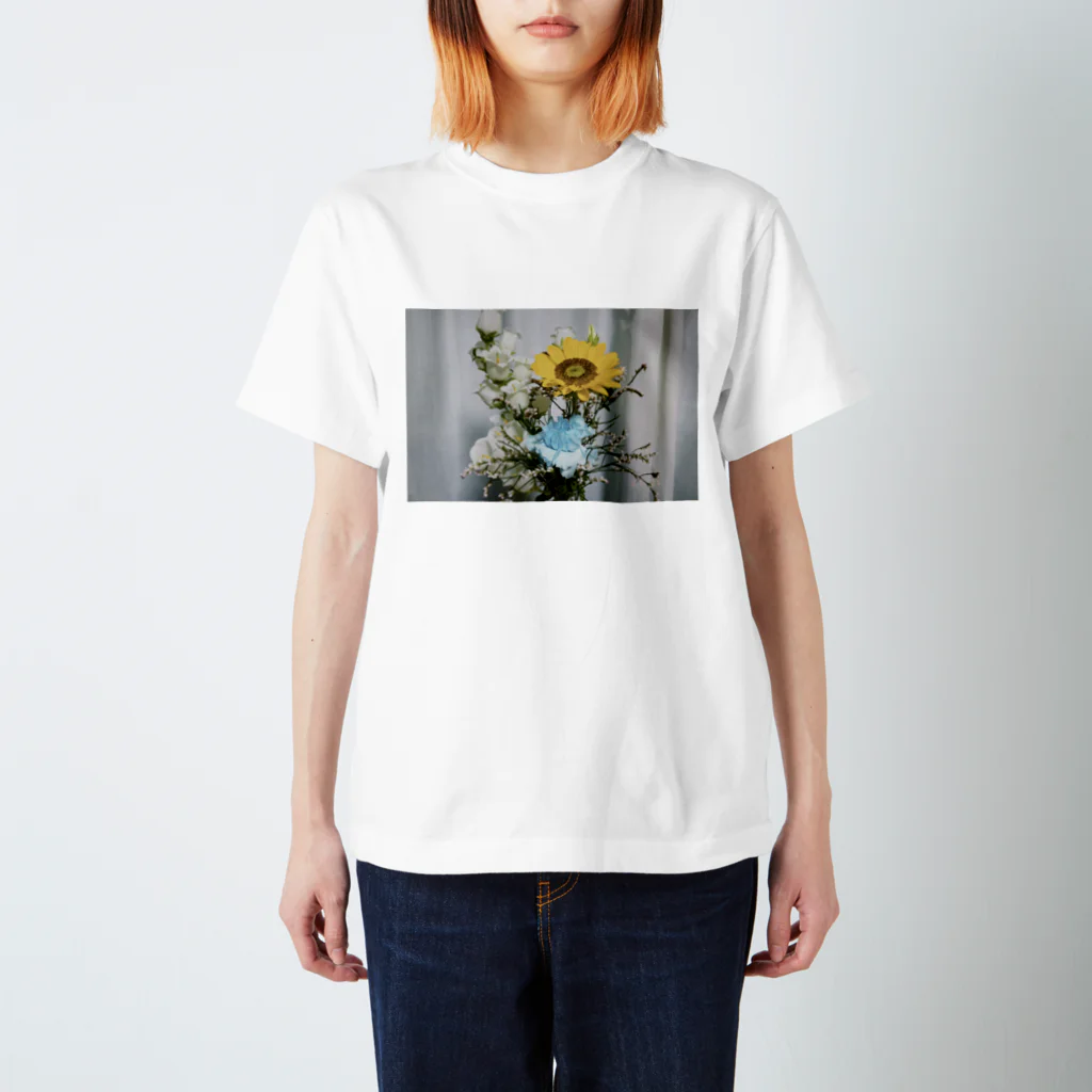 Apelila_Pothosのカンパニュラとヒマワリ Regular Fit T-Shirt