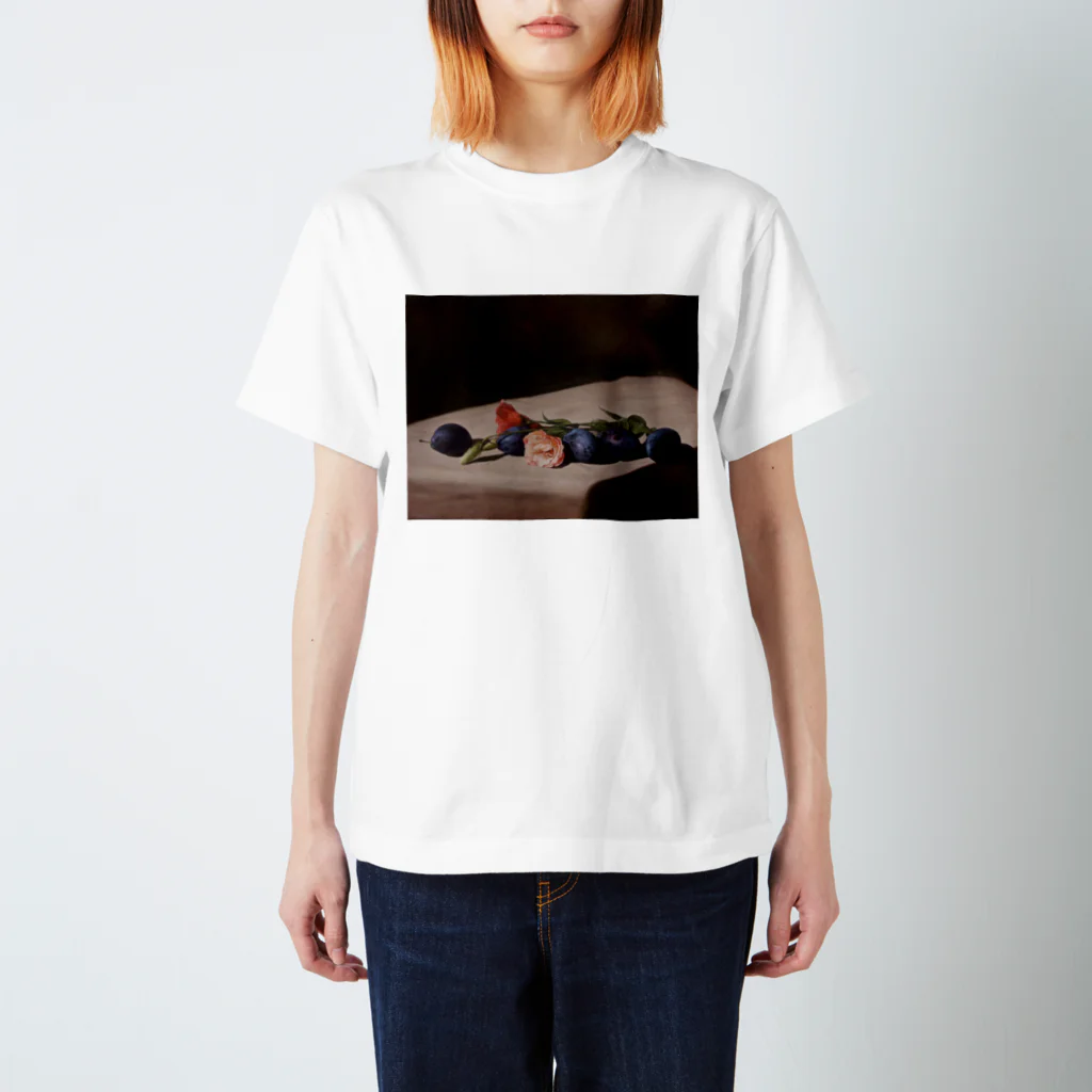 Sometimes Galleryの右端のプルーンが今にも落下しそう Regular Fit T-Shirt