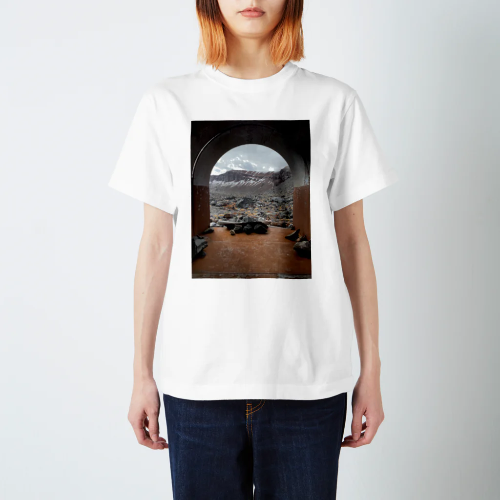 山犬ギフトの浅間山シェルター スタンダードTシャツ