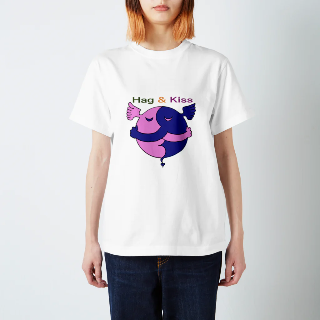 ヤマダノベル(よしみ)のHag & kiss(ハグ＆キス) Regular Fit T-Shirt